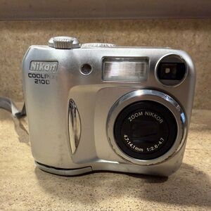 *READ DESCRIPTION* Nikon COOLPIX 2100 2MP Retro Digital Camera Y2K Digicam